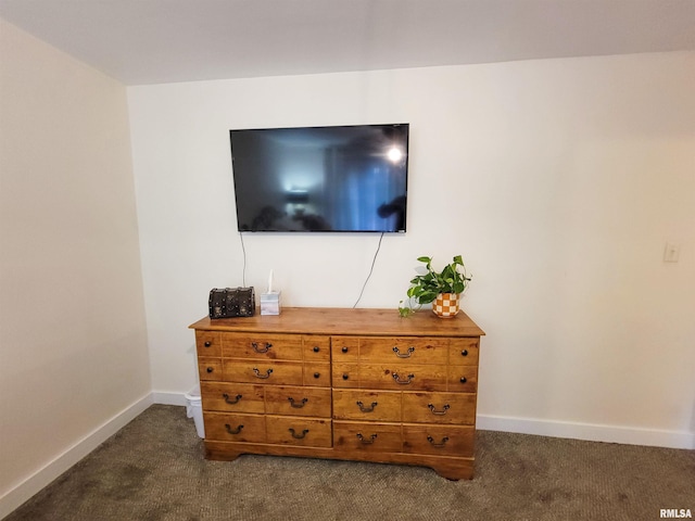 214 W 12th St, Flora, IL 62839 - detailed view of carpet flooring and baseboards