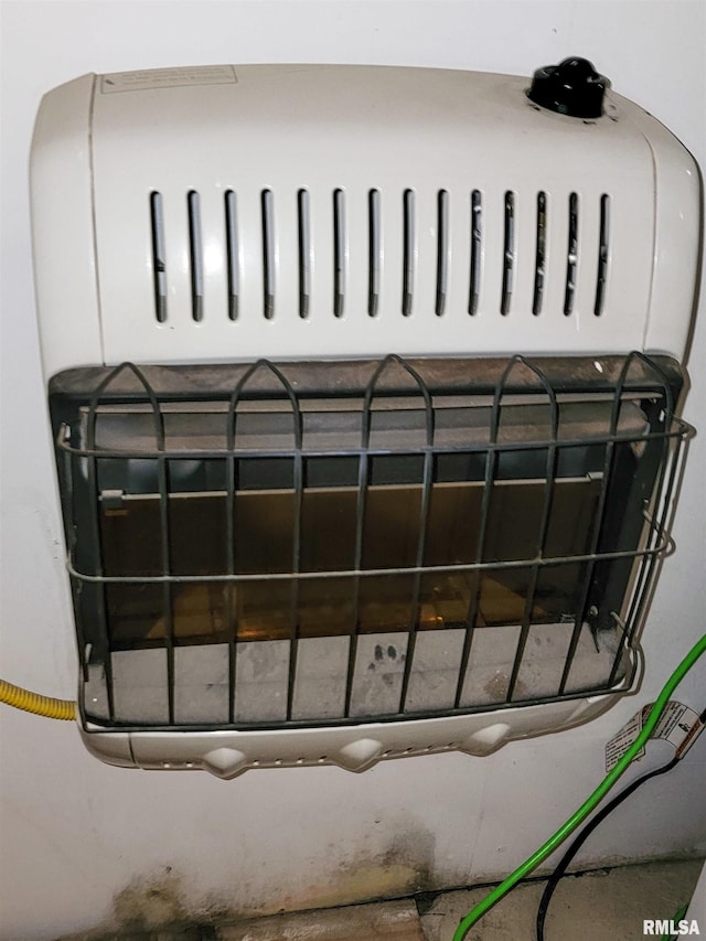 214 W 12th St, Flora, IL 62839 - detailed view of heating unit