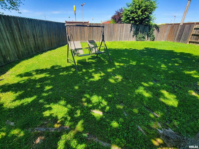 214 W 12th St, Flora, IL 62839 - view of yard