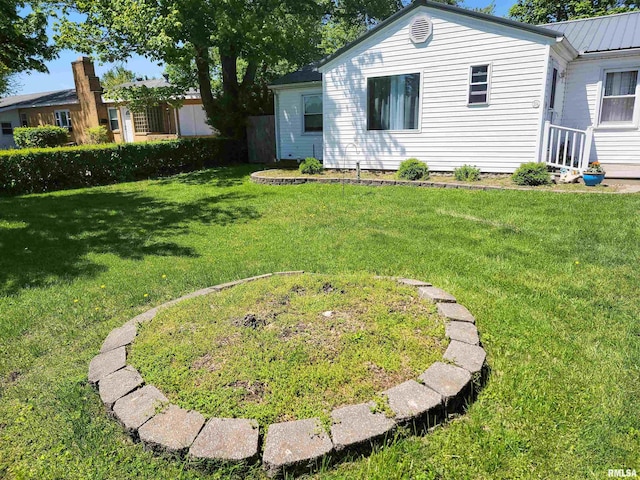 214 W 12th St, Flora, IL 62839 - view of grassy yard
