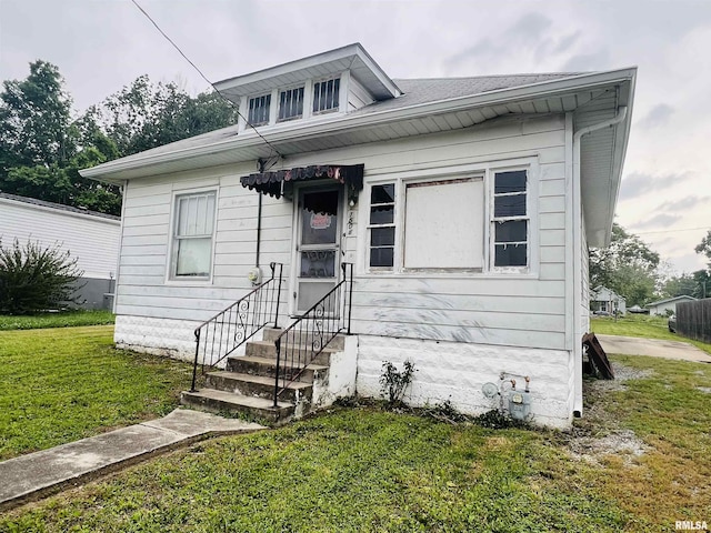 1508 Fisk St, Eldorado, IL 62930 - view of front of property with a front lawn and entry steps