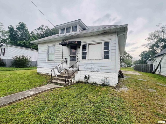 1508 Fisk St, Eldorado, IL 62930 - view of front facade featuring entry steps and a front yard
