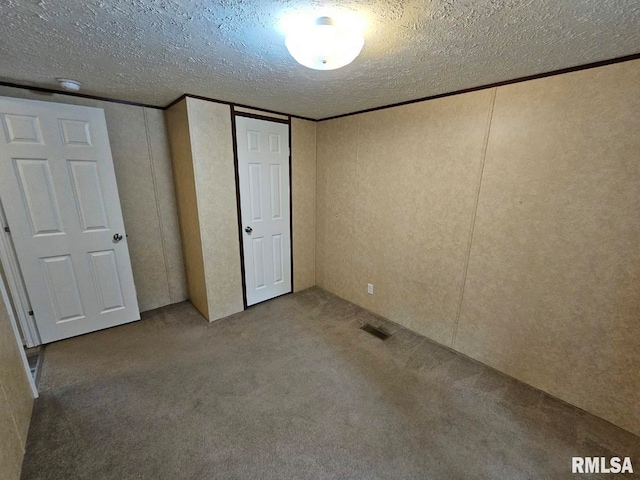901 W 4th St, Bluford, IL 62814 - unfurnished bedroom featuring carpet flooring, a textured ceiling, and a closet