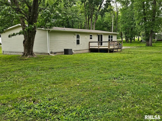 901 W 4th St, Bluford, IL 62814 - back of property with a deck and a yard