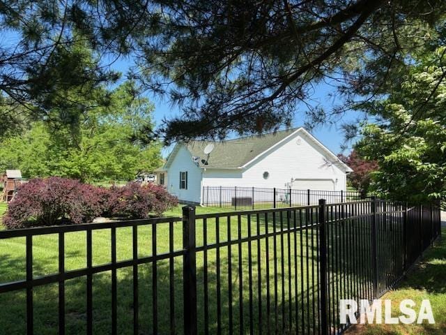 1500 Saint Andrews Pl, Herrin, IL 62948 - view of yard with a garage