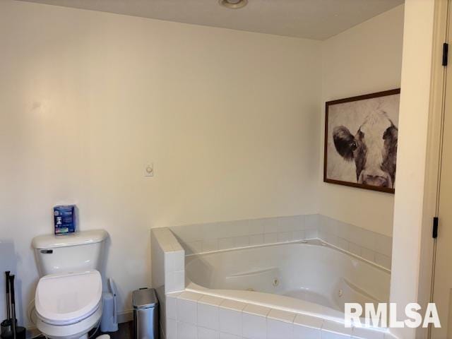 1500 Saint Andrews Pl, Herrin, IL 62948 - bathroom with toilet and a jetted tub