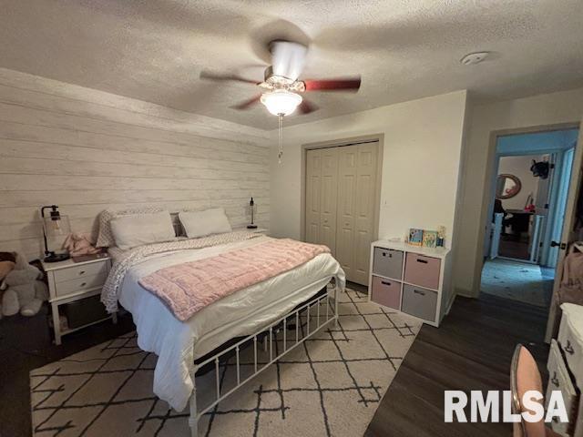 1500 Saint Andrews Pl, Herrin, IL 62948 - bedroom featuring a textured ceiling, a closet, light wood-style floors, and ceiling fan