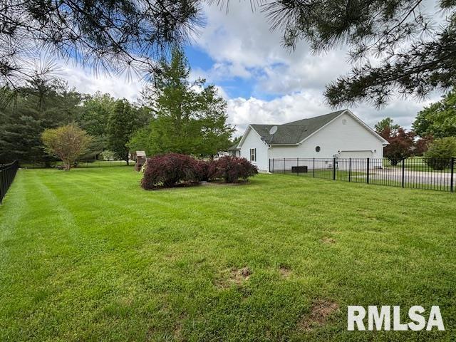 1500 Saint Andrews Pl, Herrin, IL 62948 - view of yard