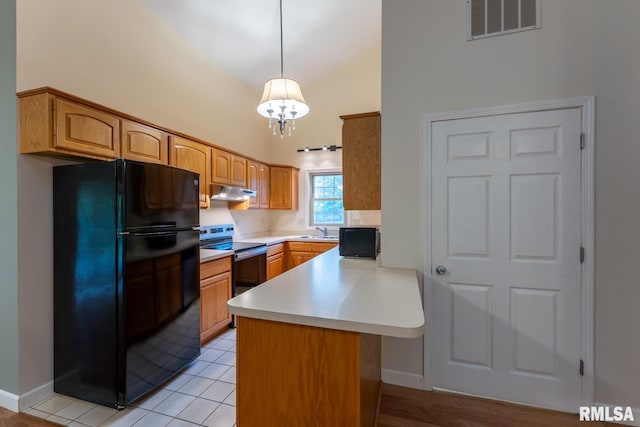 1021 Meadowlark Dr, Carterville, IL 62918 - kitchen with freestanding refrigerator, a peninsula, stainless steel electric stove, high vaulted ceiling, and under cabinet range hood
