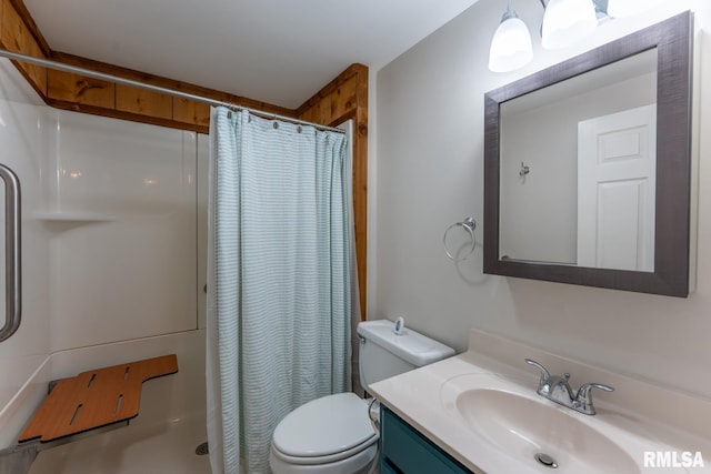 1021 Meadowlark Dr, Carterville, IL 62918 - full bath featuring a shower with curtain, vanity, and toilet
