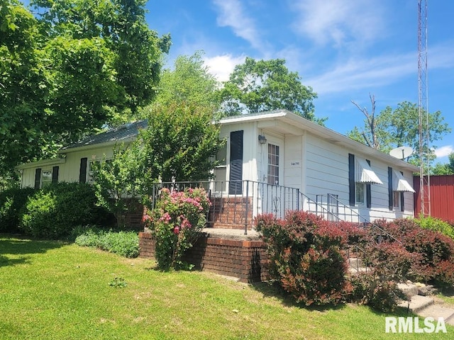 view of front of property featuring a front yard