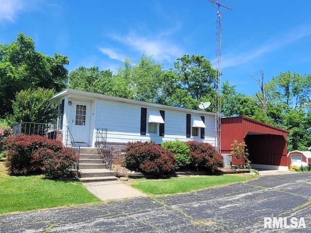 view of front of house featuring an outdoor structure
