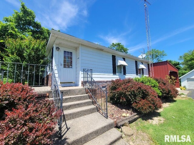view of front of house featuring fence