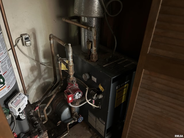 401 W 11th St, Christopher, IL 62822 - utility room featuring water heater