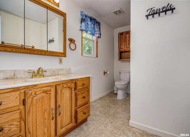 1103 W Boone St, Salem, IL 62881 - bedroom with light colored carpet