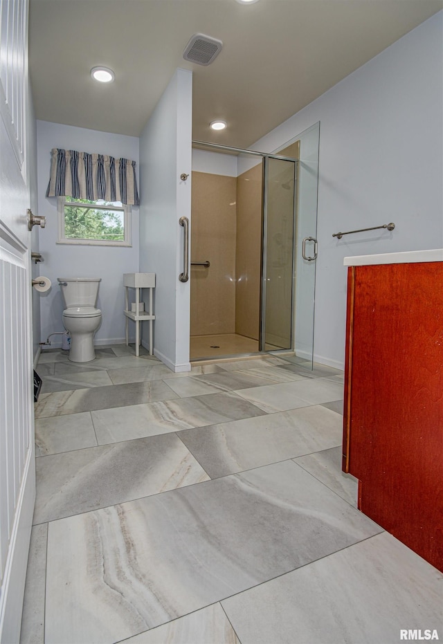 1103 W Boone St, Salem, IL 62881 - full bath featuring a stall shower, toilet, and baseboards