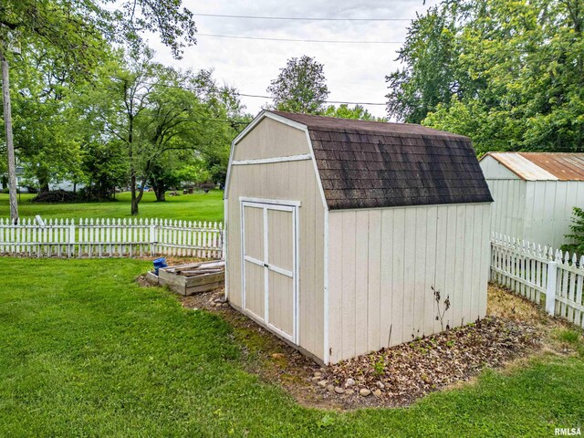 1103 W Boone St, Salem, IL 62881 - view of yard