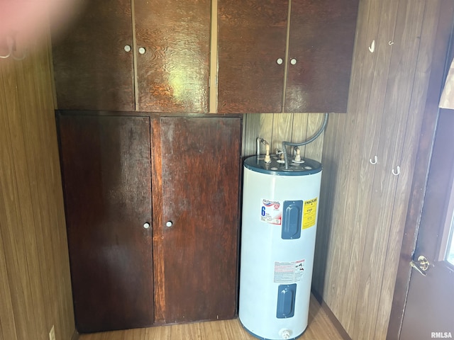 100 N 35th St, Herrin, IL 62948 - utility room featuring water heater
