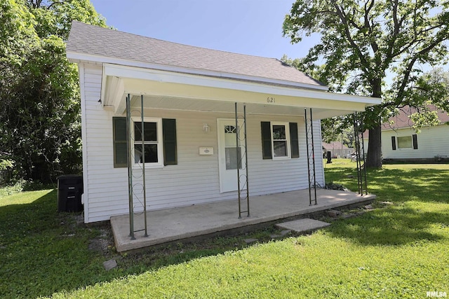 621 E Oglesby, Salem, IL 62881 - bungalow-style house with covered porch, a front yard, and a shingled roof