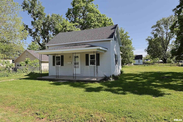621 E Oglesby, Salem, IL 62881 - bungalow-style house featuring a porch and a shingled roof