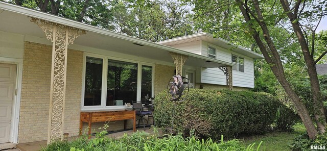 1608 W Briarwood Dr, Carbondale, IL 62901 - view of side of home with brick siding