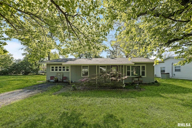 17 Roseclair St, Centralia, IL 62801 - view of front facade with a front yard