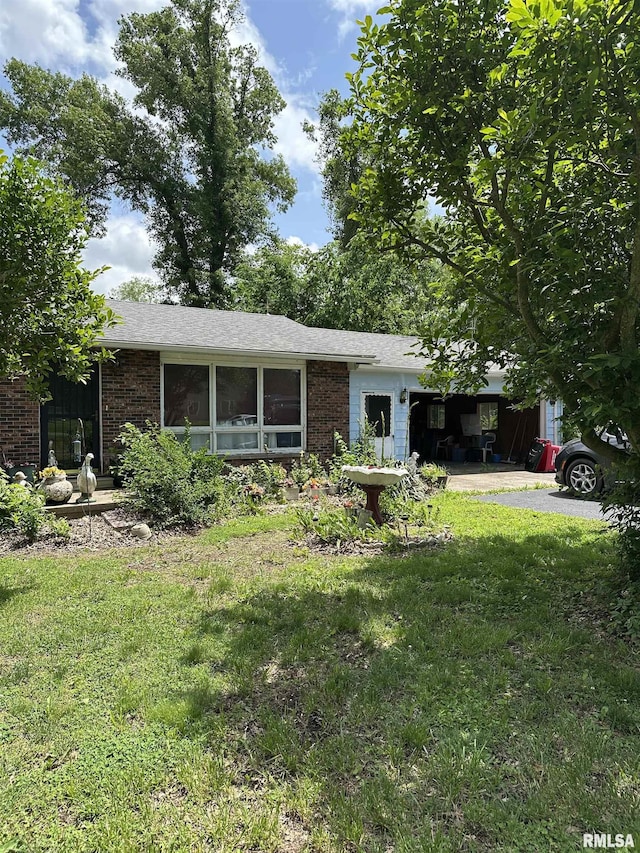 1480 Hemlock Rd, Duquoin, IL 62832 - ranch-style house featuring a front lawn and brick siding