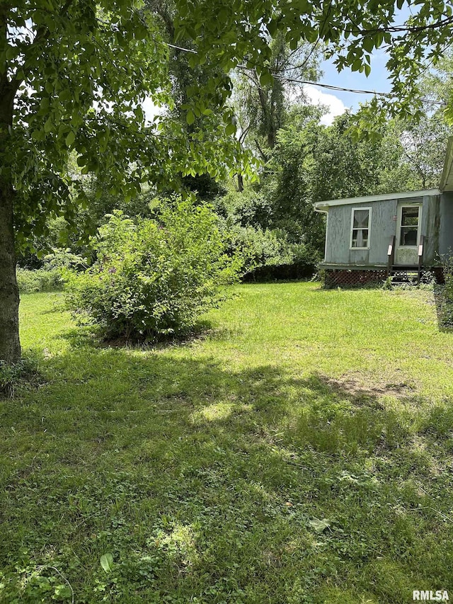 1480 Hemlock Rd, Duquoin, IL 62832 - view of grassy yard featuring an outdoor structure