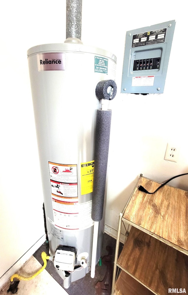 422 E Dr, Flora, IL 62839 - utilities featuring water heater