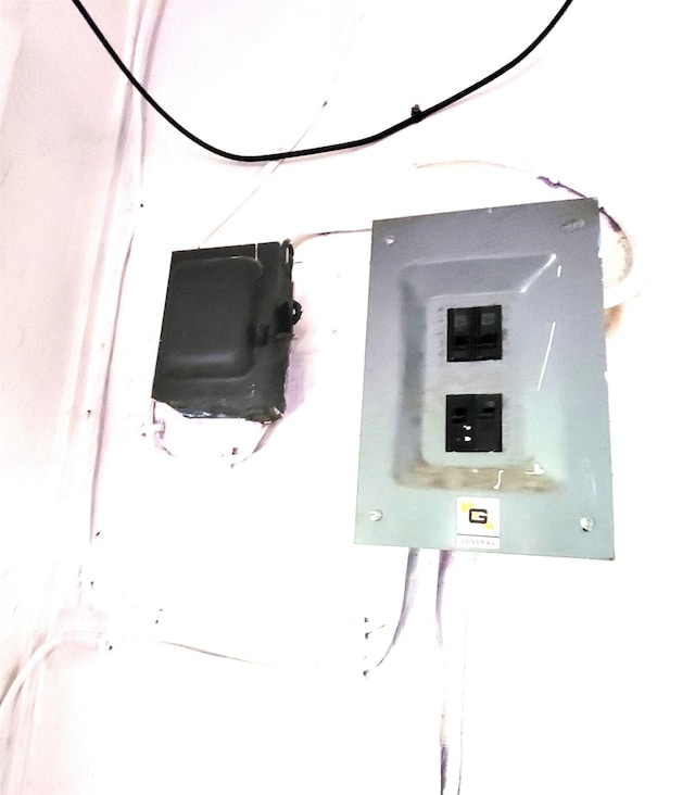 422 E Dr, Flora, IL 62839 - utilities with electric panel