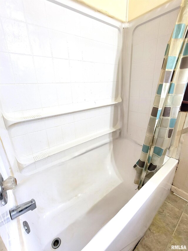 422 E Dr, Flora, IL 62839 - bathroom featuring shower / tub combo with curtain