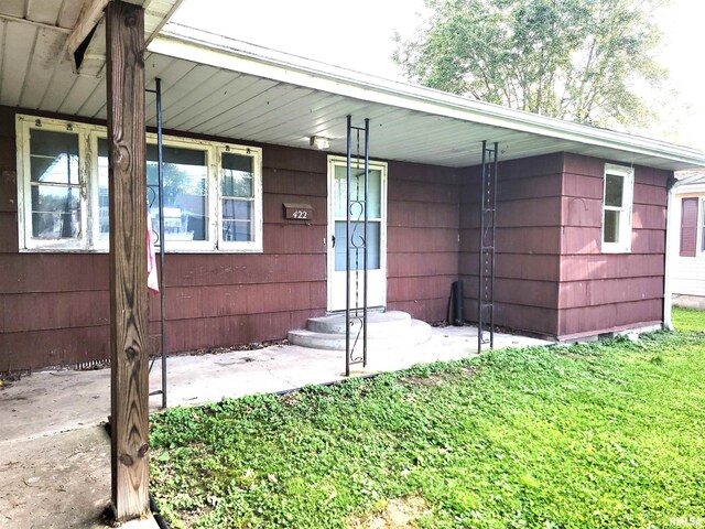422 E Dr, Flora, IL 62839 - entrance to property featuring a porch and a yard