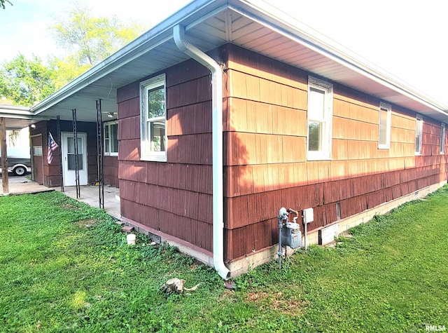 422 E Dr, Flora, IL 62839 - view of side of property with a yard