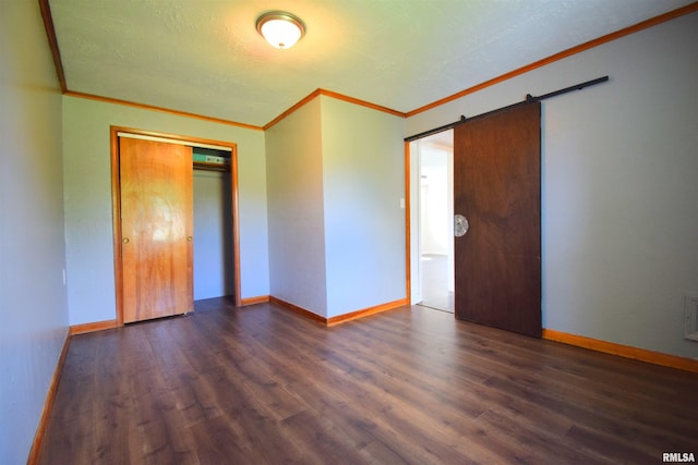 403 S Elm St, Ina, IL 62846 - unfurnished bedroom with crown molding, wood finished floors, baseboards, a barn door, and a closet