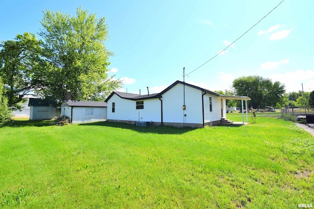403 S Elm St, Ina, IL 62846 - rear view of house featuring a yard