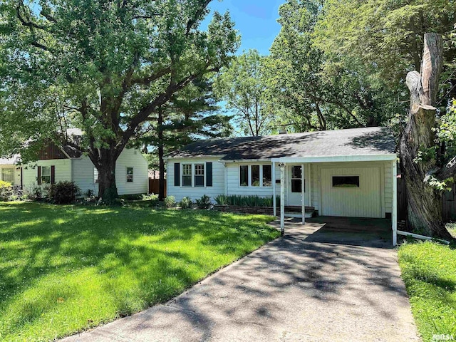 504 S James St, Carbondale, IL 62901 - ranch-style house featuring driveway, a front lawn, and an attached carport