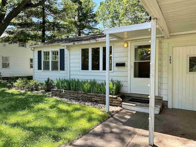 504 S James St, Carbondale, IL 62901 - property entrance featuring a lawn