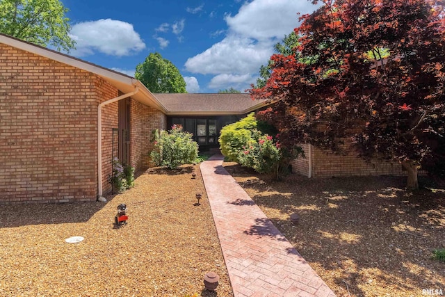 415 E Reichert Dr, Marion, IL 62959 - property entrance featuring brick siding