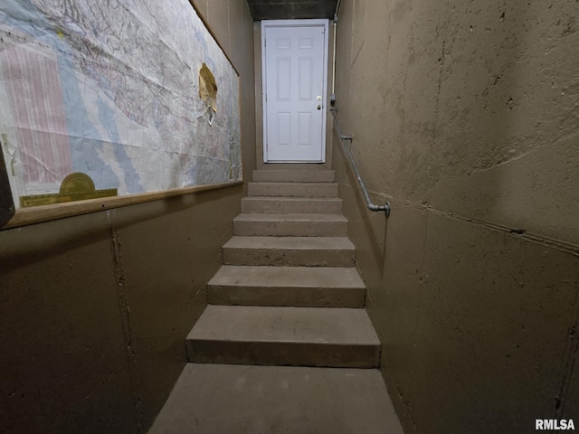 112 W Main St, Mcleansboro, IL 62859 - view of staircase
