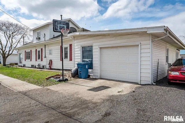 527 E Lawrence St, Benton, IL 62812 - view of front of home with a garage and a front yard
