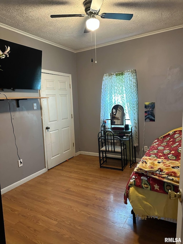 527 E Lawrence St, Benton, IL 62812 - bedroom with a textured ceiling, wood finished floors, crown molding, ceiling fan, and baseboards
