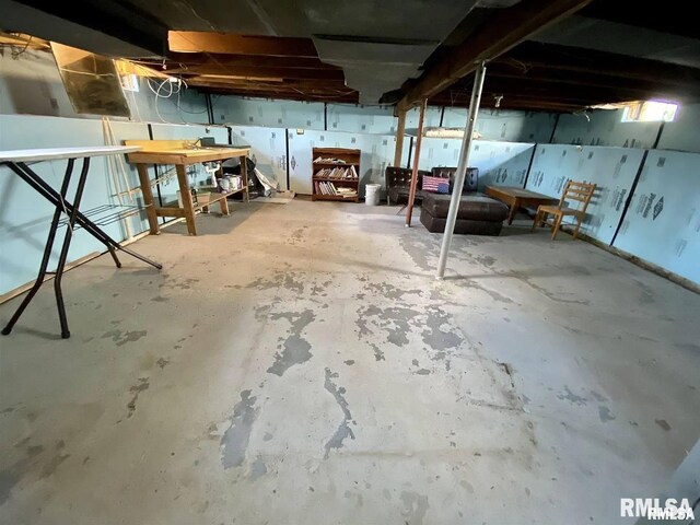 527 E Lawrence St, Benton, IL 62812 - view of below grade area