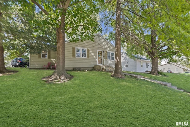 203 E 2nd St, Sparta, IL 62286 - bungalow-style home featuring a front yard