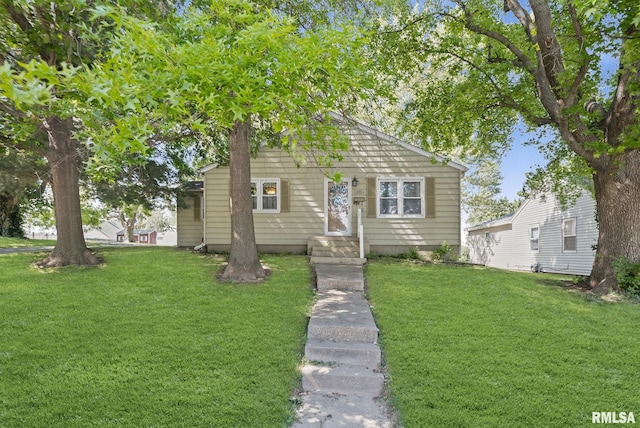203 E 2nd St, Sparta, IL 62286 - bungalow-style house with a front lawn