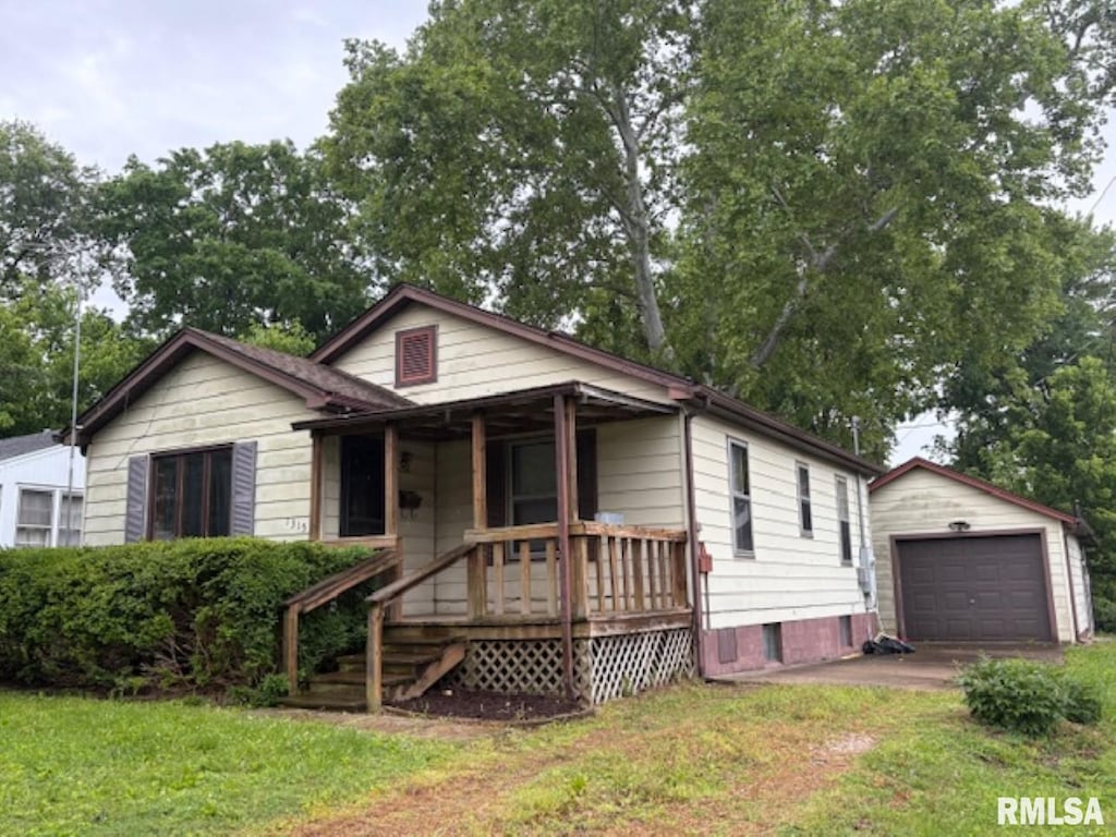1315 Gartside St, Murphysboro, IL 62966 - view of front facade with an outbuilding, a garage, a front lawn, driveway, and a porch
