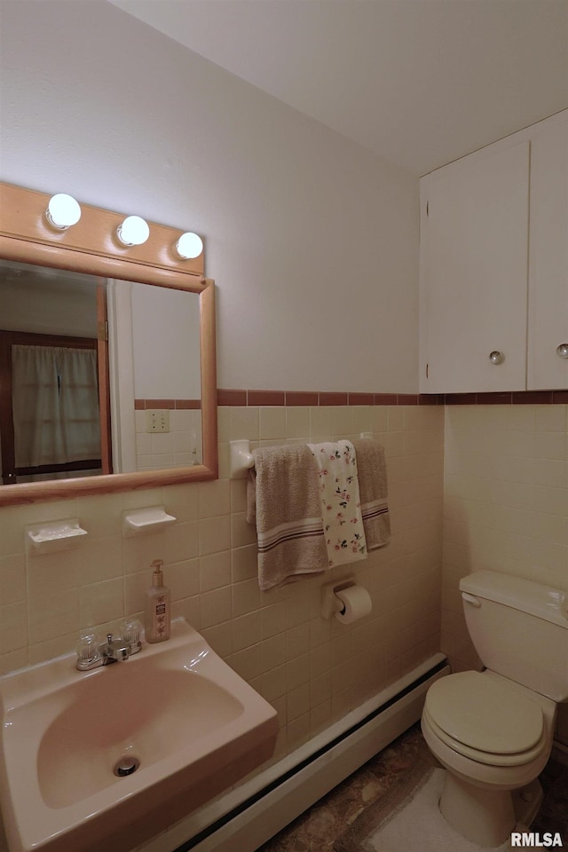 914 Meadow Ln, Salem, IL 62881 - full bathroom featuring tile walls, toilet, a sink, and wainscoting