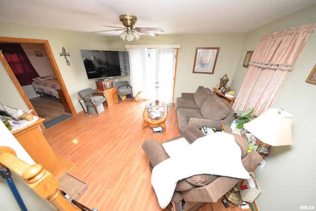 12522 N Dartmouth Ln, Mount Vernon, IL 62864 - living area featuring a ceiling fan and wood finished floors