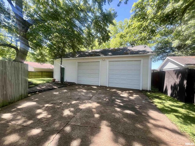 212 E 3rd St, Metropolis, IL 62960 - view of detached garage