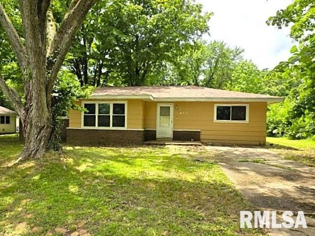 415 Marteeny St, Mount Vernon, IL 62864 - view of front of home featuring a front yard and brick siding