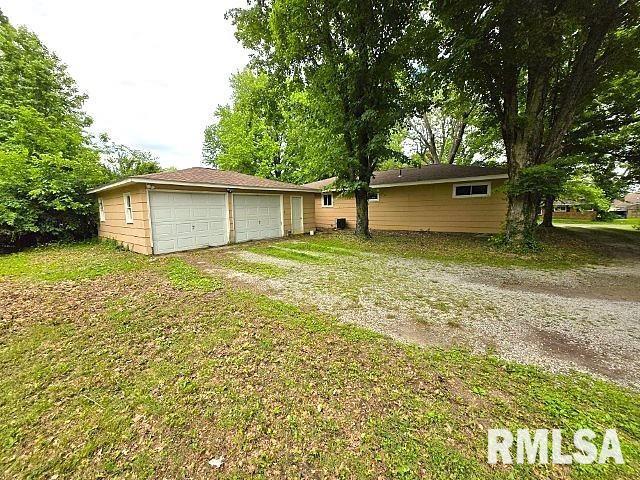 415 Marteeny St, Mount Vernon, IL 62864 - view of yard with a garage and an outdoor structure